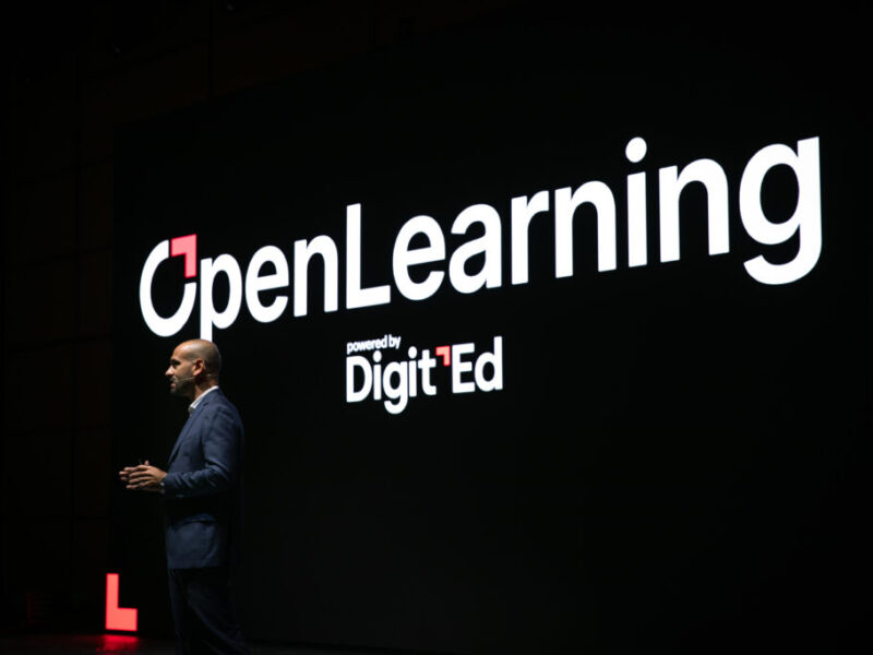 Antonino Ciacio sul palco di Digit'Ed Fast Forward 2023 racconta OpenLearning