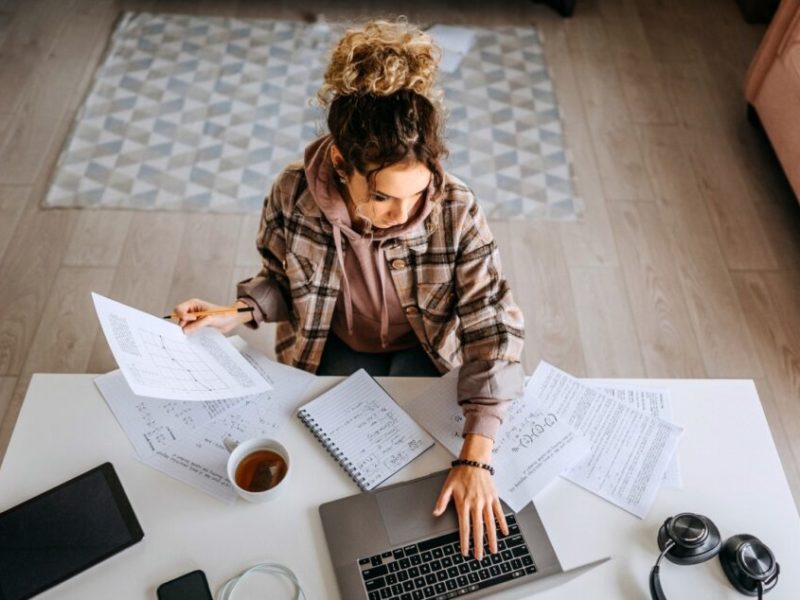 ragazza alla scrivania con pc e appunti