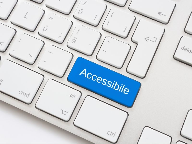 Immagine di una tastiera del computer con un bottone blu con la scritta "accessibile".