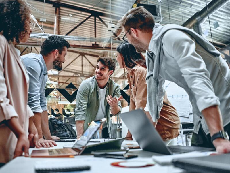 Un gruppo di giovani professionisti al lavoro