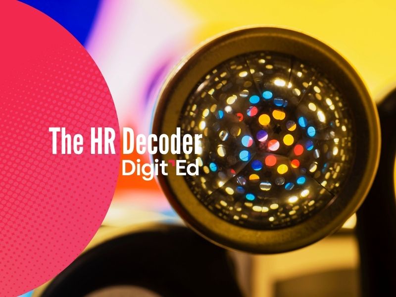 Immagine di copertina di HR Decoder agosto raffigurante una luce colorata zoommata.